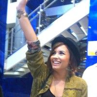 Demi Lovato buys her new cd at midnight | Picture 83103